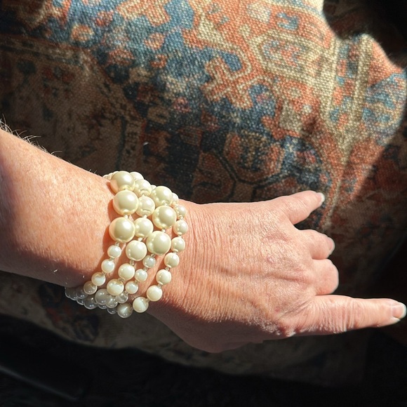 J.Crew multi strand (4) pearl bracelet. Varied pearl size. Gold toned clasp. EUC - Picture 11 of 14